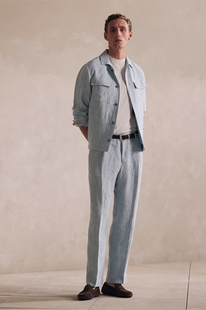 windsor. présente le look avec les produits Survêtement modulable en lin Lavoro, couleur bleu délavé et Pantalon modulable en lin Franco avec plis creux, couleur bleu délavé