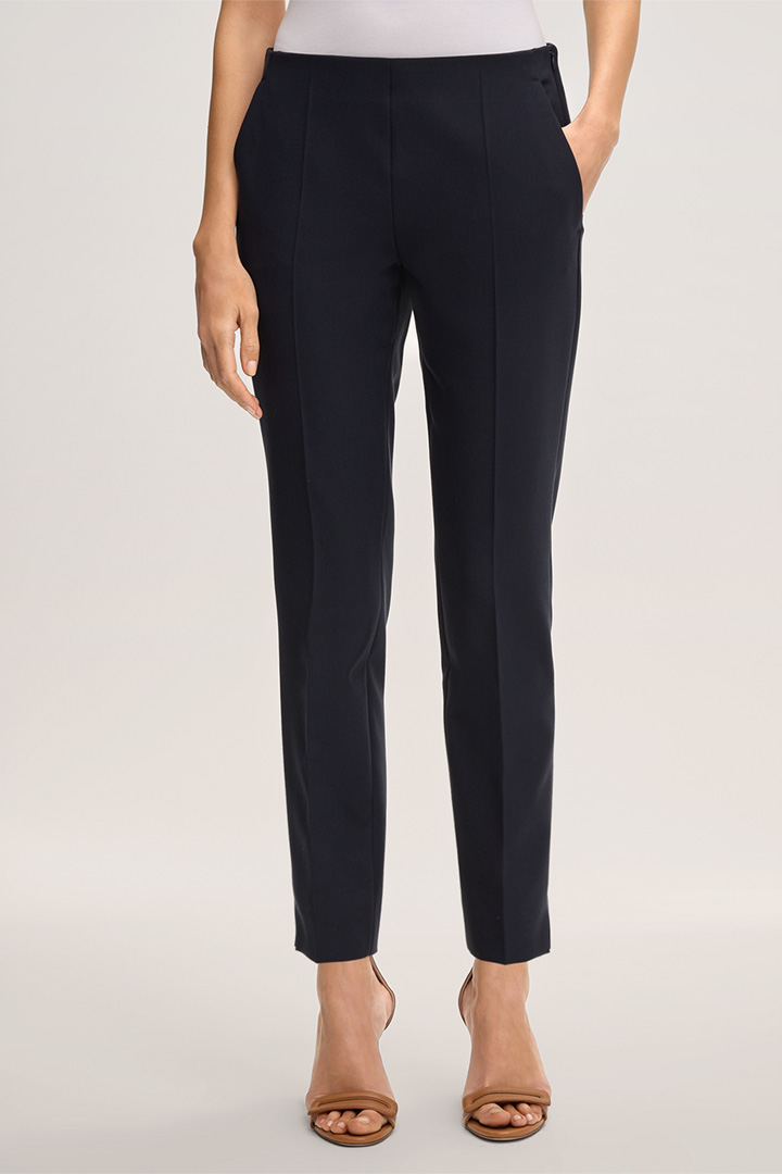 Mène à la page produit « Pantalon de tailleur en crêpe, en bleu marine »