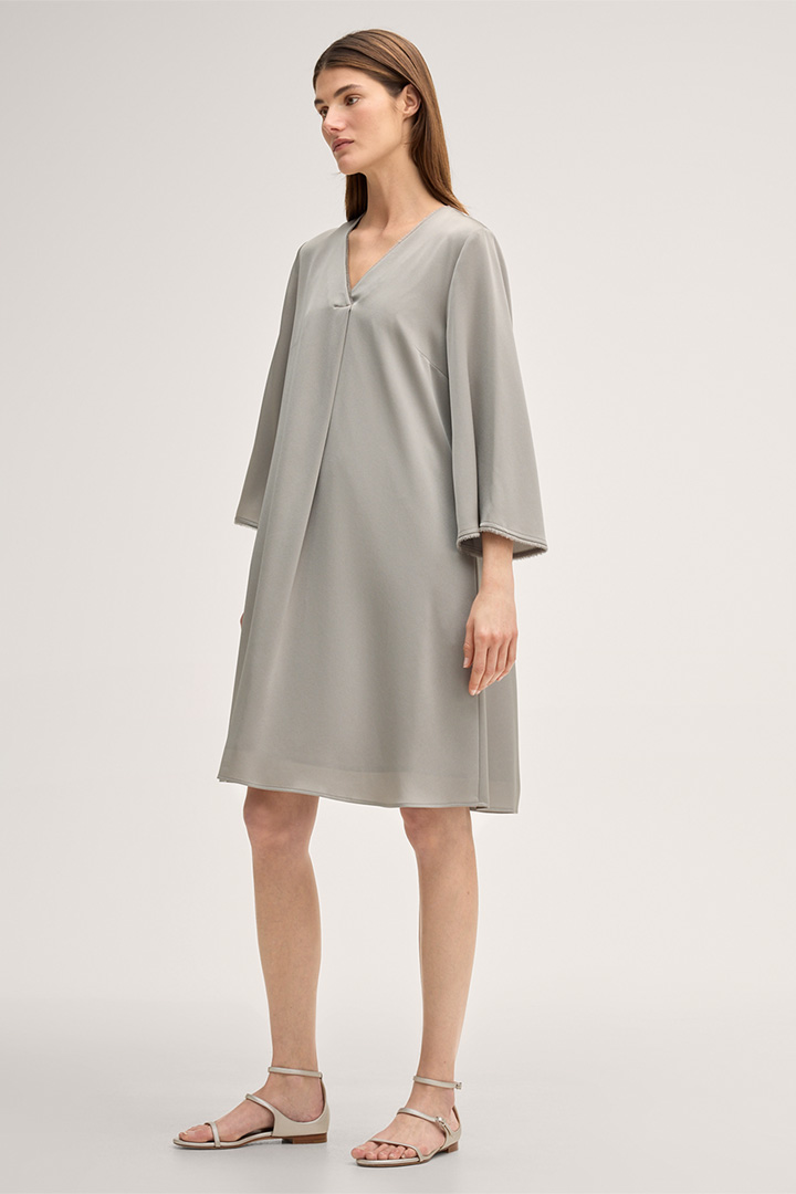 Mène à la page produit « Robe en crêpe évasée, en grège »