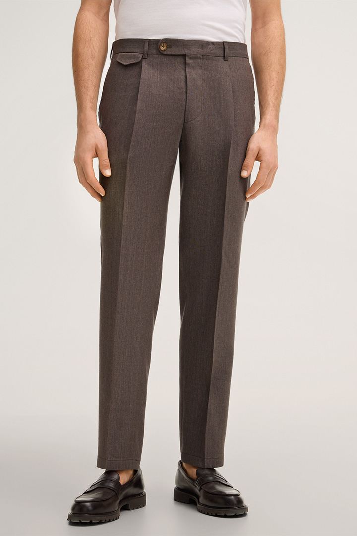 Mène à la page produit « Pantalon modulable à pinces Silvi en laine vierge mélangée à du lin, en marron »