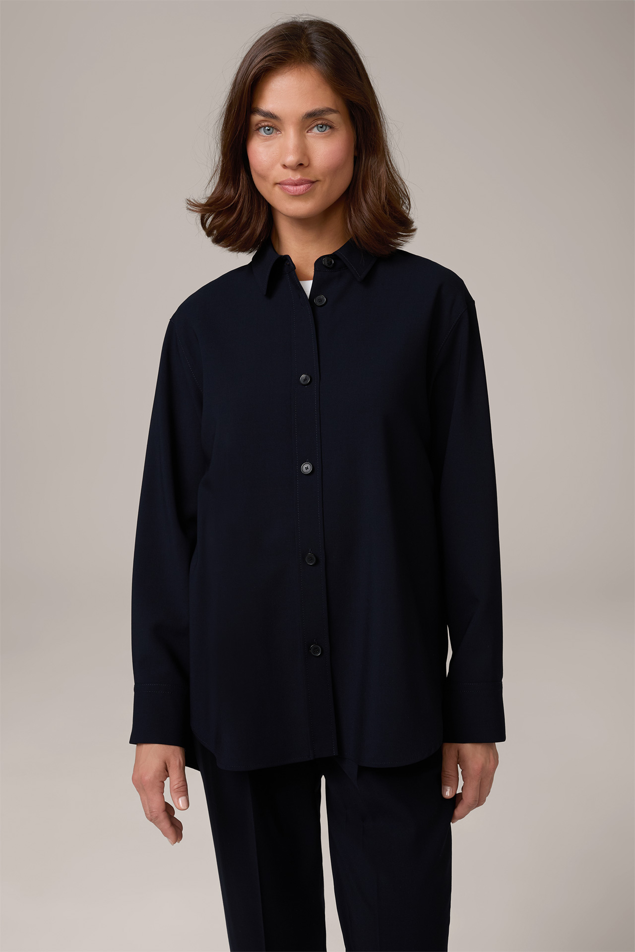 Chemisier oversize en crêpe de laine vierge, en bleu marine