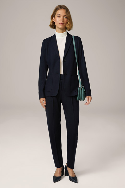 <p><strong>Shop the Look :</strong><br> Tailleur pantalon en jersey de laine, en navy</p>