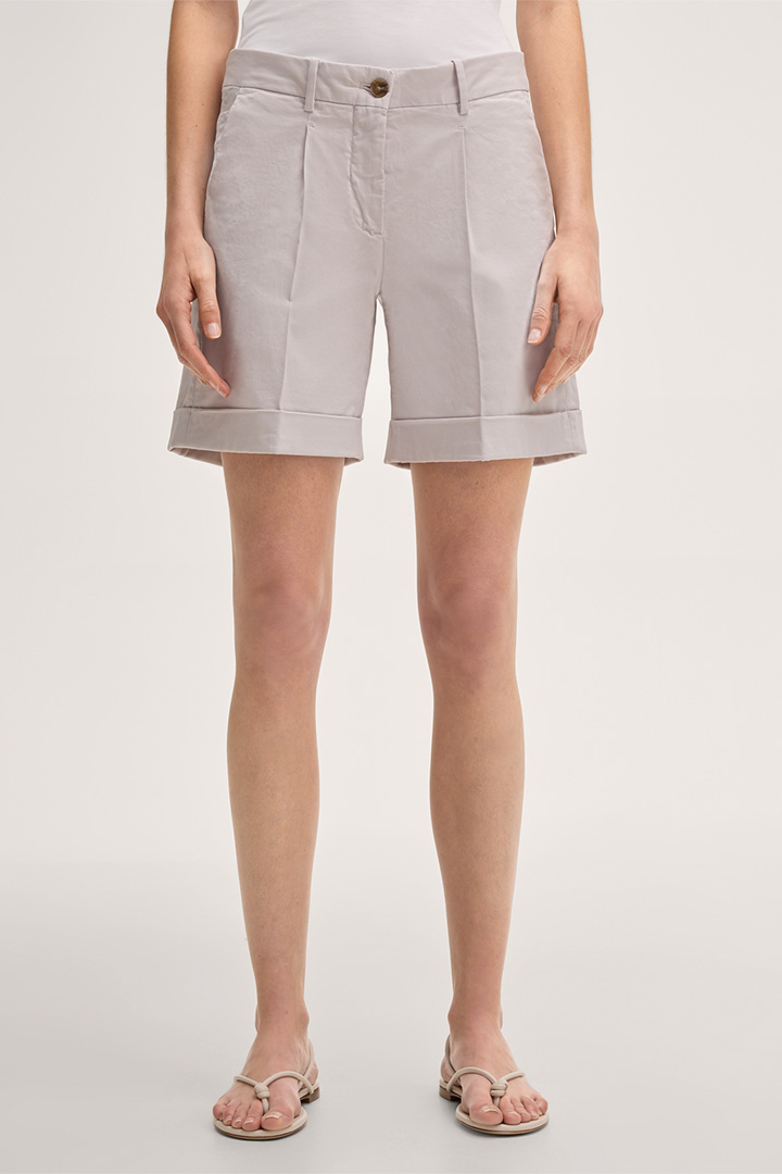 Mène à la page produit « Short en coton stretch avec revers, couleur beige »