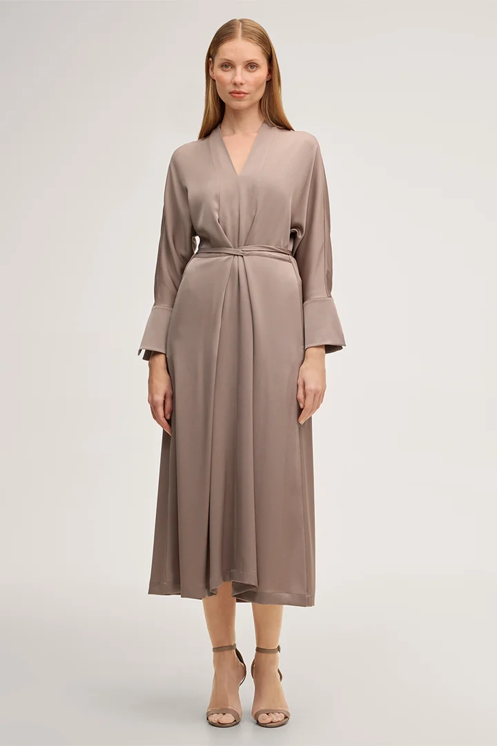 Führt zu Produktdetailseite „Crêpe-Kaftan-Kleid langarm in Midi-Länge in Braun"