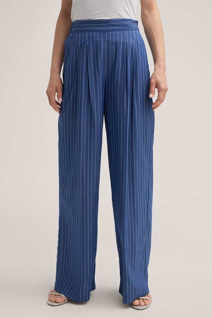 Pantalon Marlène en mélange de viscose et de soie, en bleu à rayures