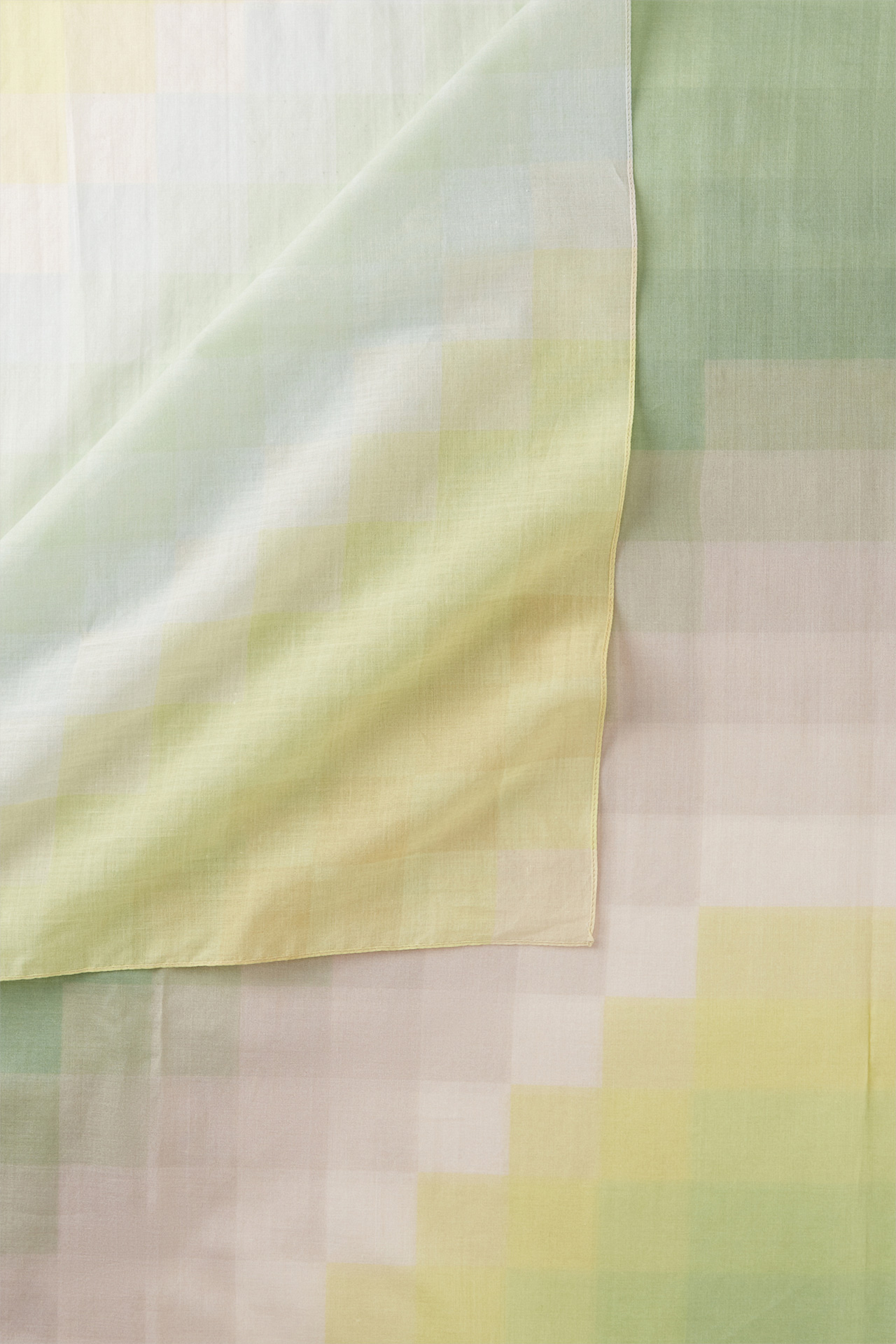 Print-Tuch aus Baumwolle in Hellgrün-Gelb-Oliv gemustert
