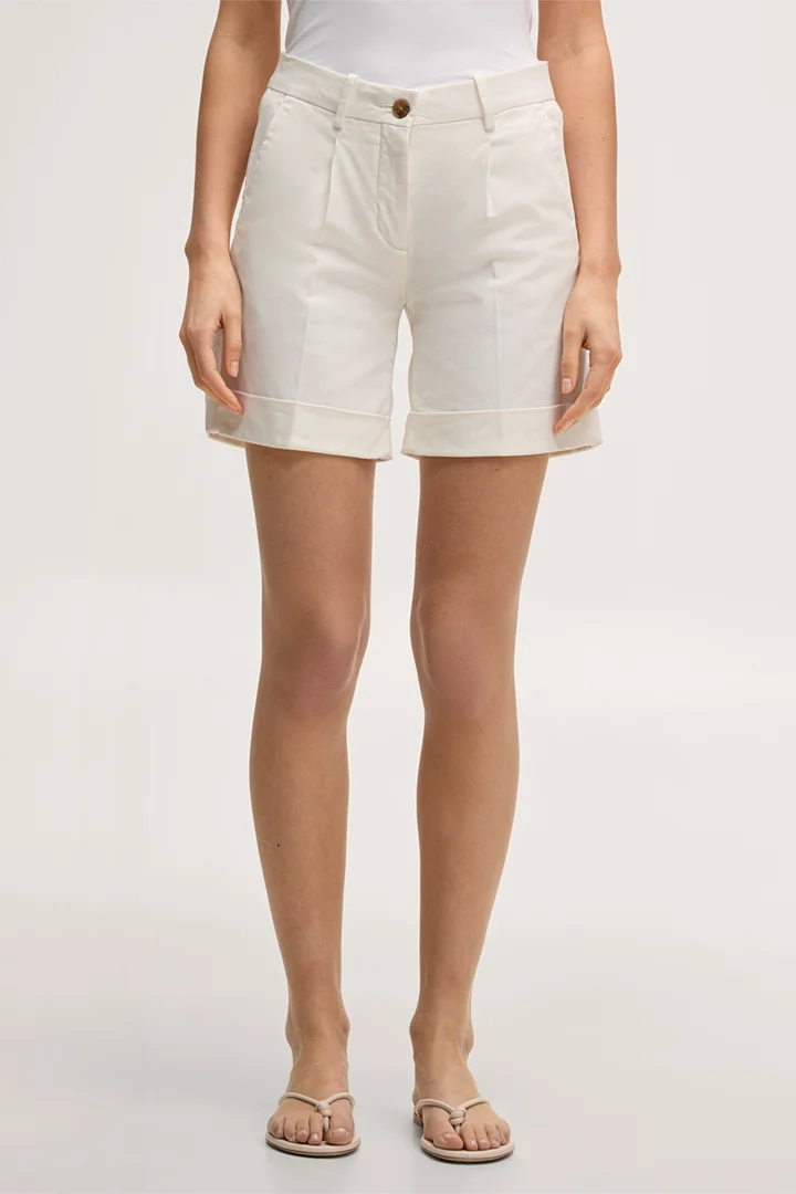 Leads to product detail page "Ecru cotton stretch shorts with turn-ups"