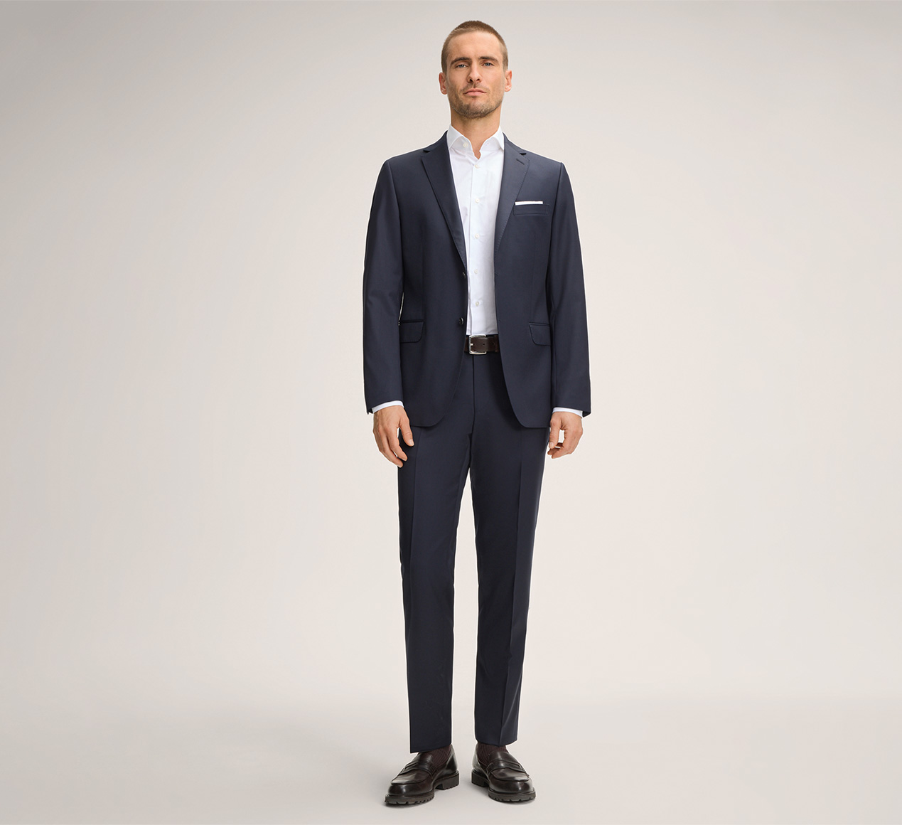 windsor. präsentiert das Produkt Schurwoll-Baukasten-Sakko Sera in Navy aus der Kategorie Sakkos