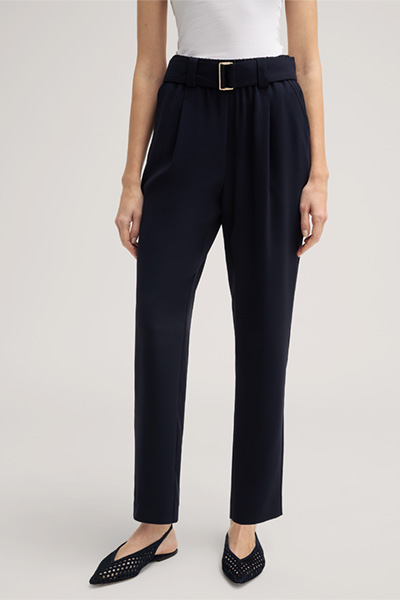 Crêpe Pleated Trousers with Belt in Navy