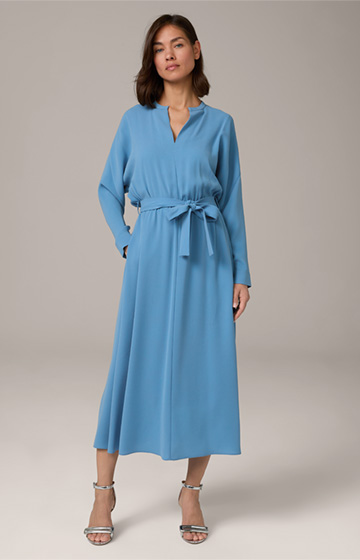 Crêpe-Kleid in Midi-Länge in Blau