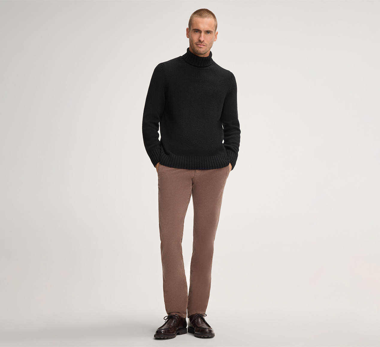 windsor. presents the product Ecosio Knitted Roll Neck Cashmere Pullover in Black from the category Knitwear