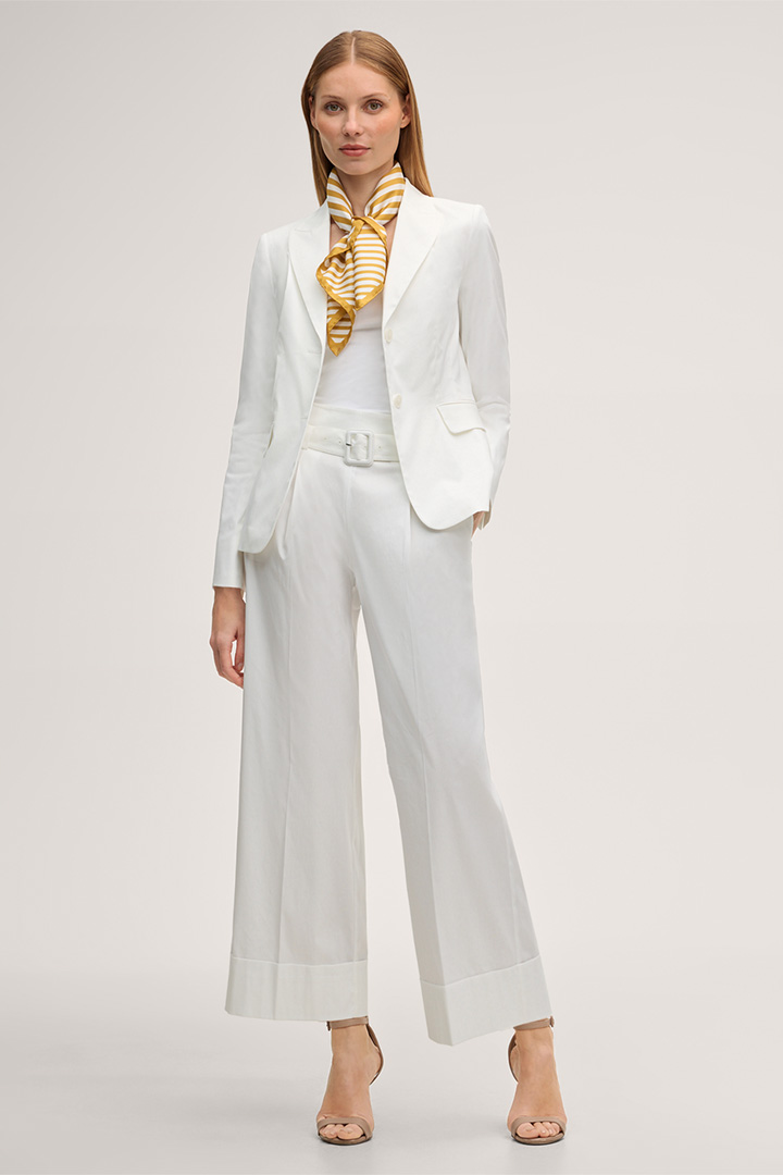 Führt zu Look-Detailseite „Shop the look: Baumwollstretch-Hosenanzug in Ecru“