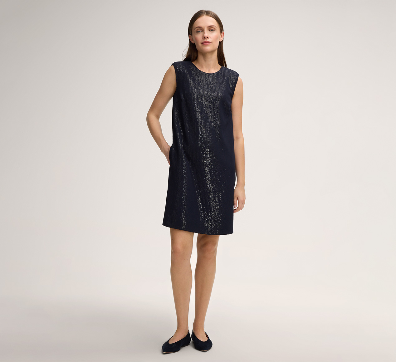 windsor. präsentiert das Produkt Pailletten-Chiffon-Eggshape-Kleid in Navy aus der Kategorie Kleider & Overalls