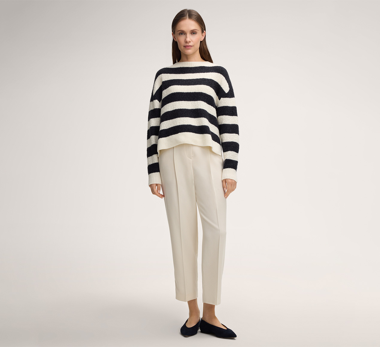 windsor. présente le produit Pull-over en laine vierge de style bouclé à teneur en cachemire, en écru et bleu marine à rayures de la catégorie Tricot