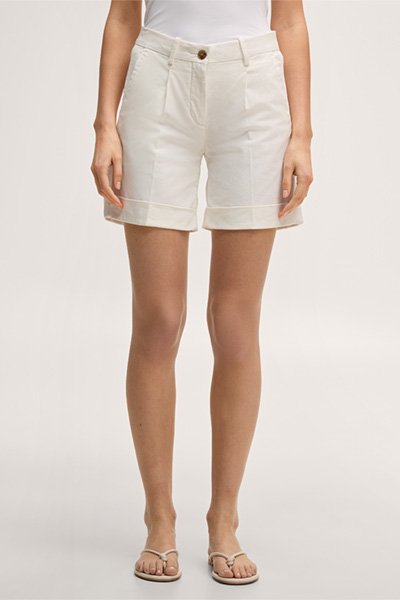 Leads to product detail page "Ecru cotton stretch shorts with turn-ups"