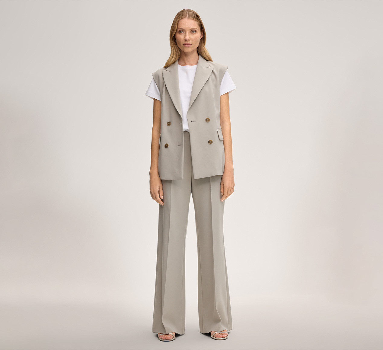 windsor. präsentiert das Produkt Crepe-Marlene-Hose in Greige aus der Kategorie Hosen & Jeans