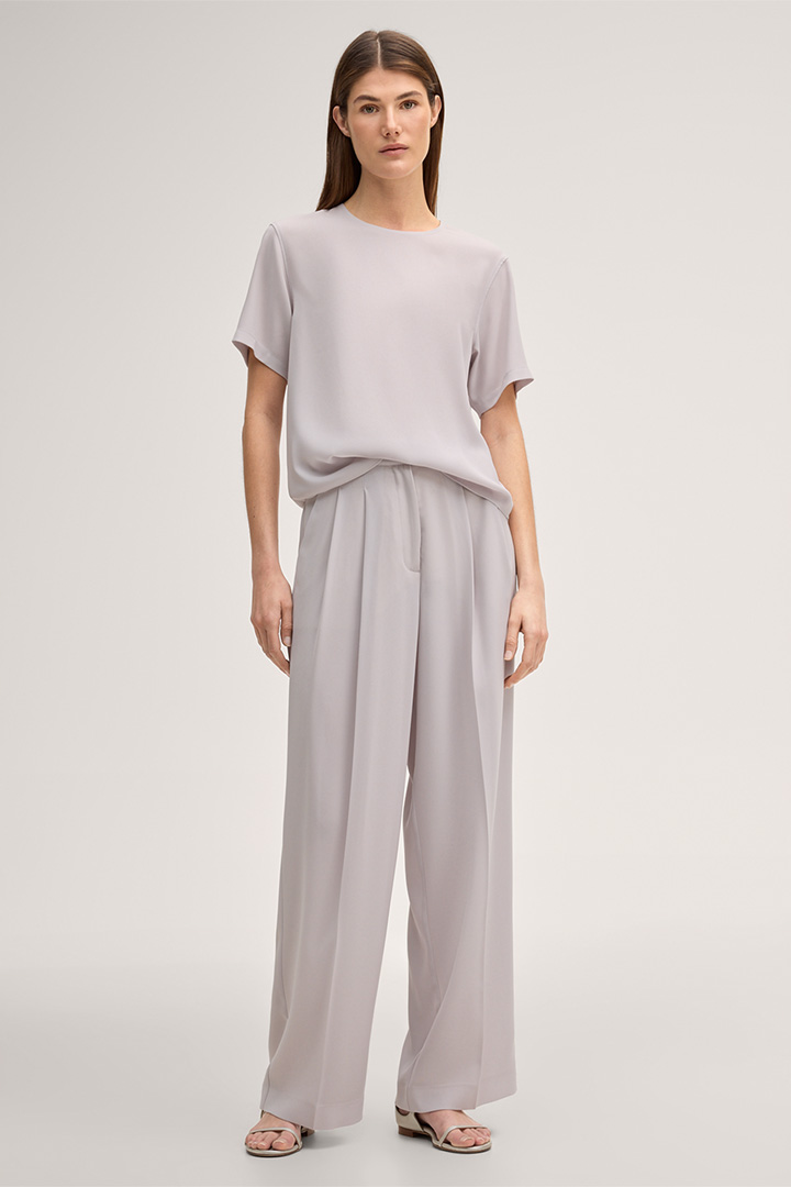 Leads to product detail page "Crêpe Marlene pleated trousers in beige"