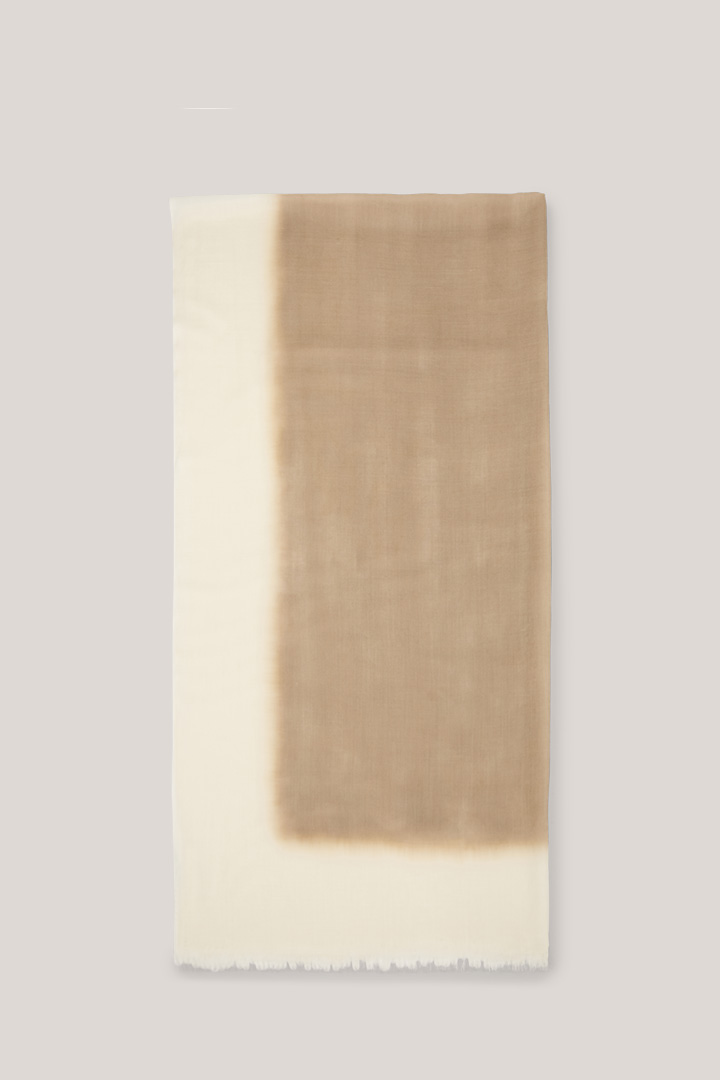 Führt zu Produktdetailseite „Schurwoll-Schal mit Farbverlauf in Taupe"