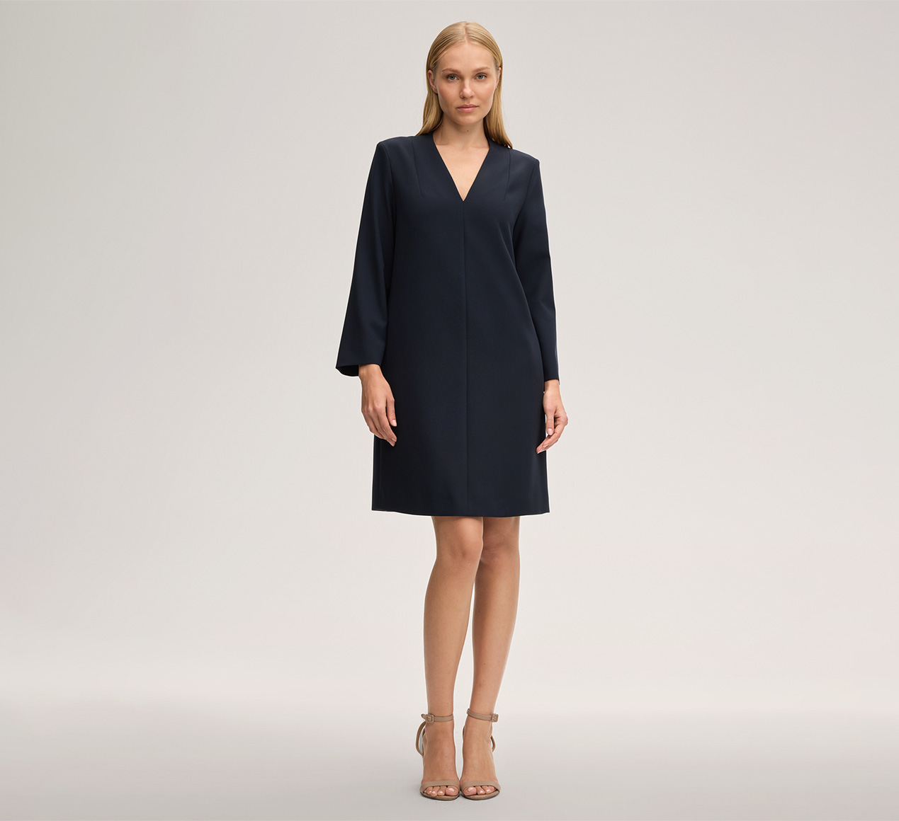 windsor. präsentiert das Produkt Crepe-Shift-Kleid in A-Linie in Navy aus der Kategorie Kleider & Overalls