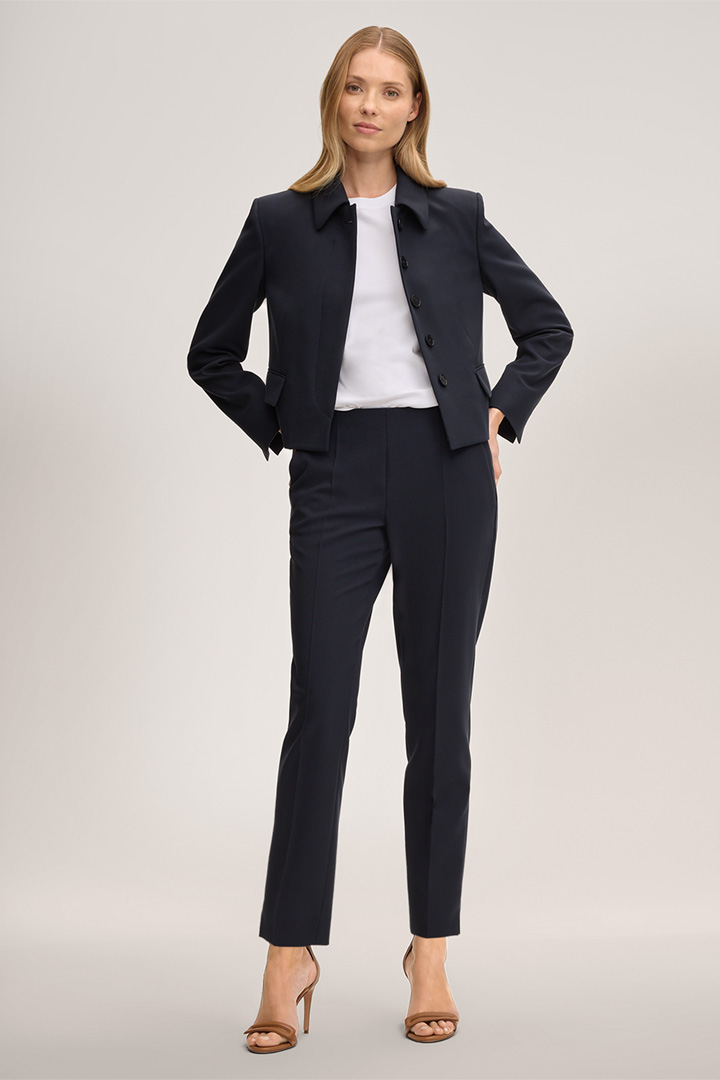 Mène à la page produit « Pantalon de tailleur en crêpe, en bleu marine »