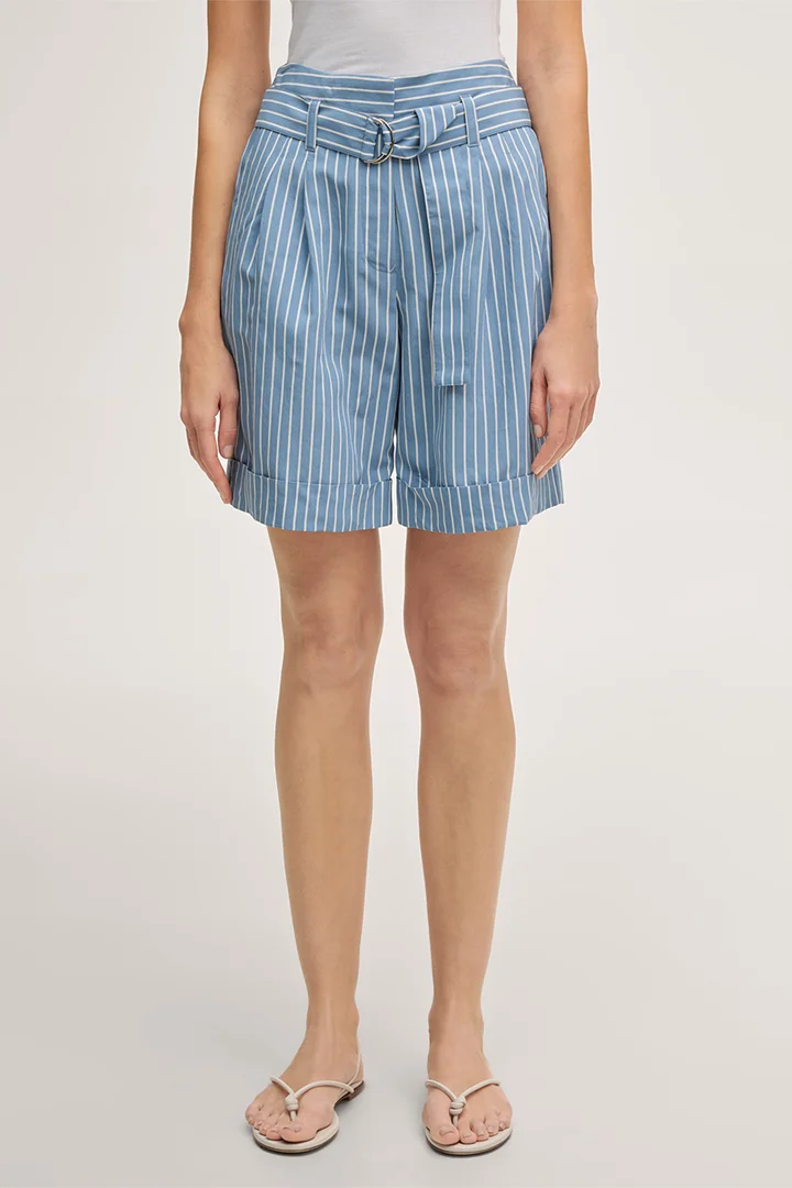 Führt zu Produktdetailseite „Viskosemix-Shorts mit Gürtel in Hellblau-Ecru gestreift"