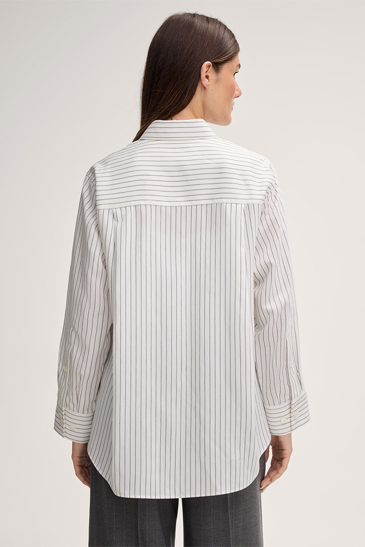 Chemisier en viscose mélangée à rayures, en beige-gris