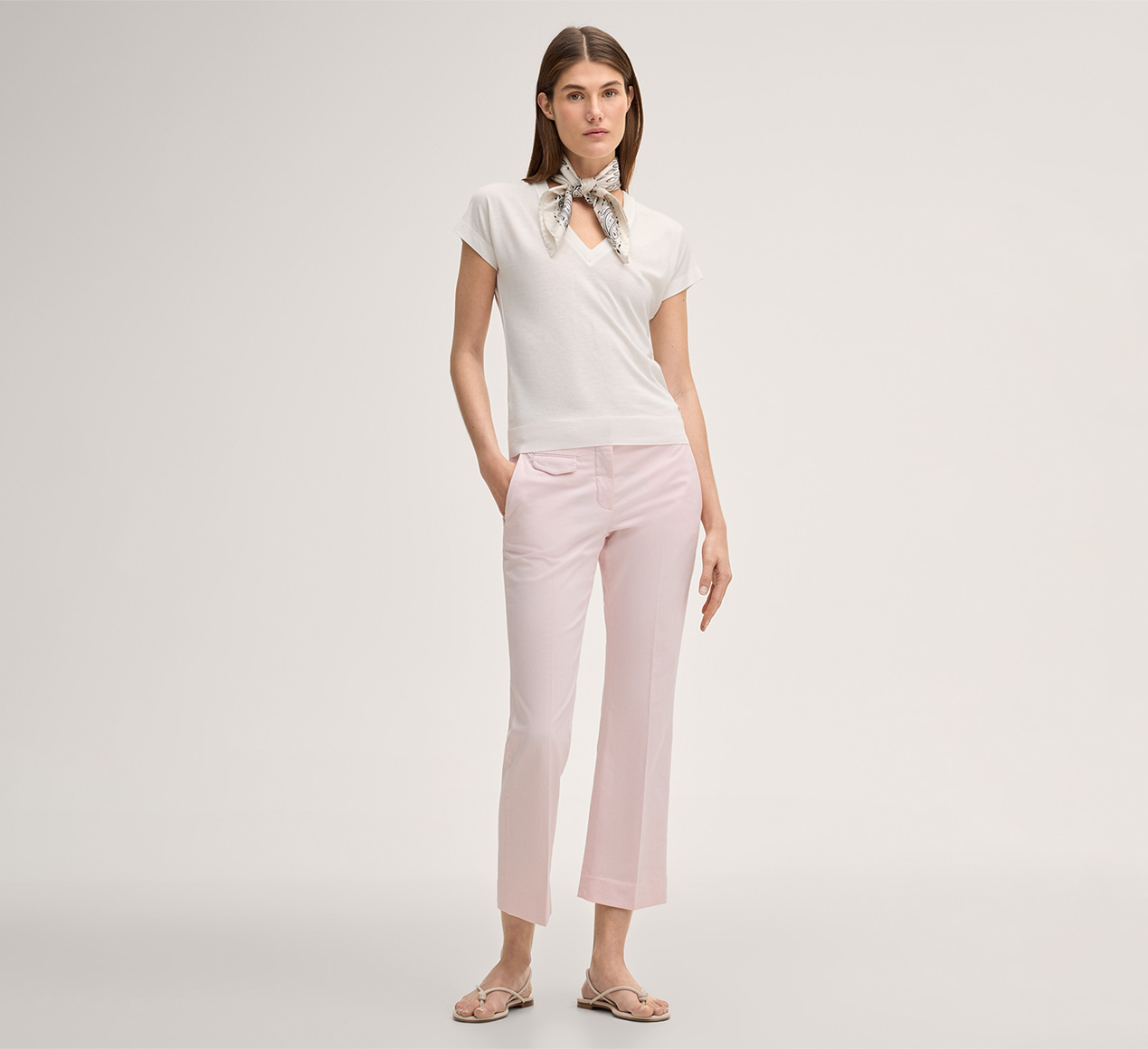 windsor. präsentiert das Produkt Lyocell-Baumwoll T-Shirt mit V-Ausschnitt in Ecru aus der Kategorie T-Shirts & Sweatshirts