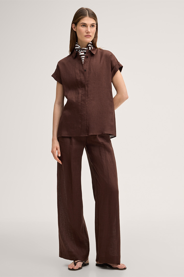 Leads to product detail page "Short-sleeved linen shirt with turn-down collar in dark brown"