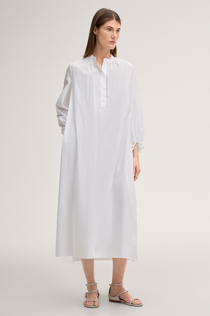 Leads to product detail page "Maxi-length cotton dress with stand-up collar in white"