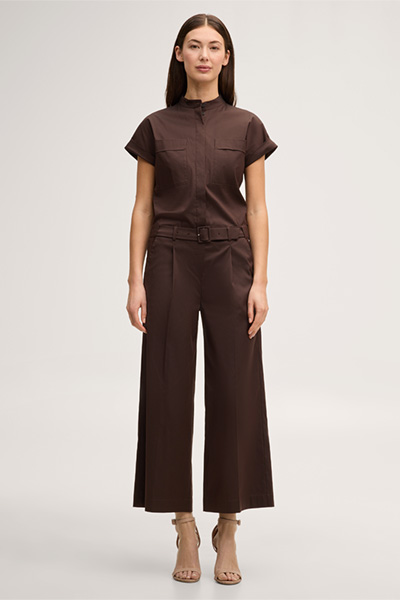 Mène à la page produit « Combinaison en coton stretch à manches courtes et col montant, couleur marron foncé »