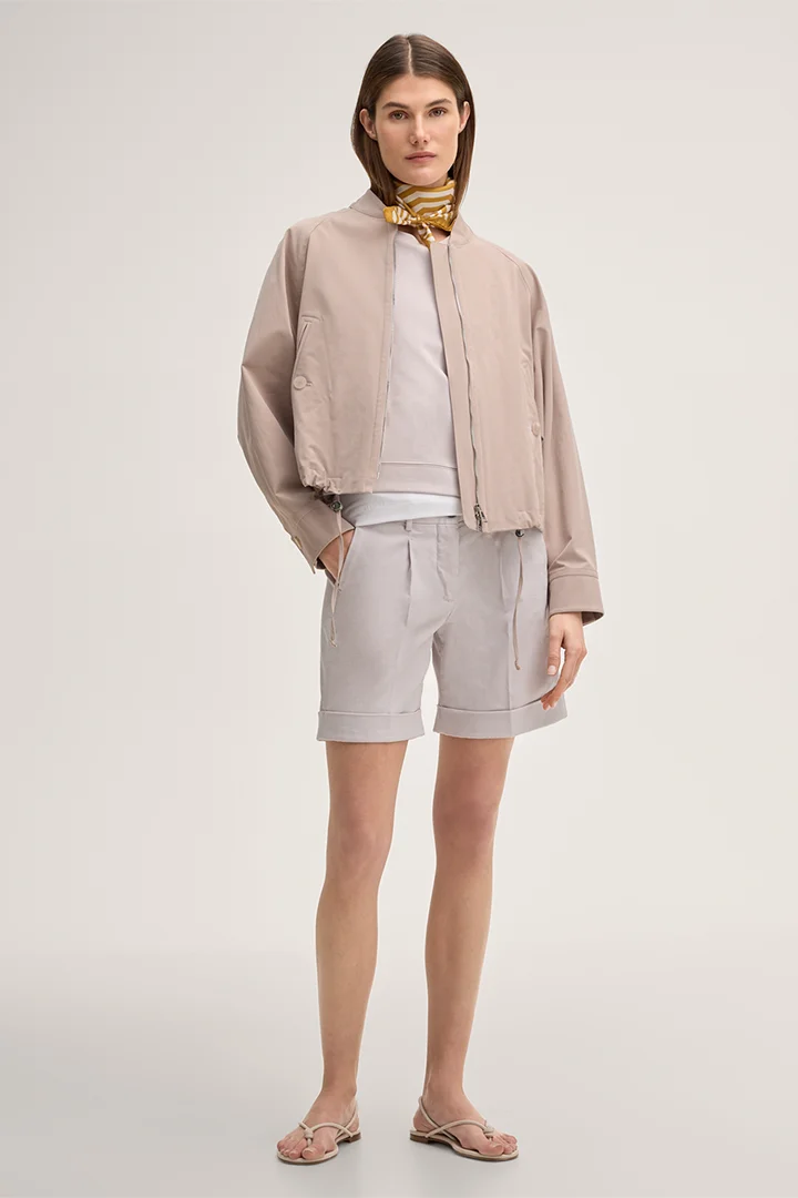 Mène à la page produit « Short en coton stretch avec revers, couleur beige »