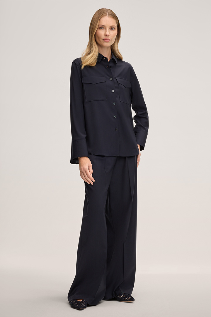 Führt zu Look-Detailseite „Shop the look: Crêpe-Hosenanzug in Navy“