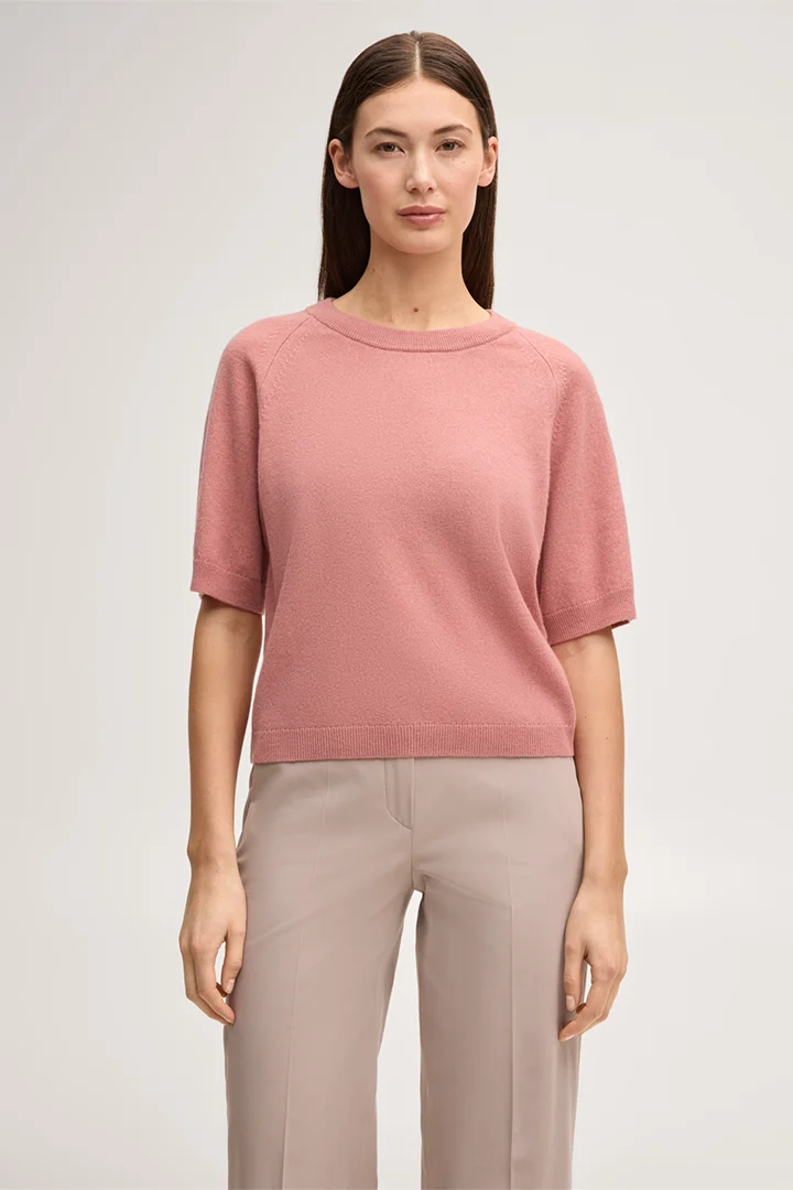 Leads to product detail page "Pink cashmere T-shirt"