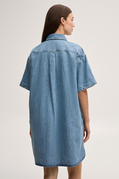 Leads to product detail page "Short-sleeved denim dress in mid-blue washed"