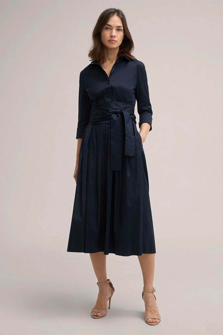 Baumwollstretch-Hemdblusen-Kleid in Midi-Länge in Navy