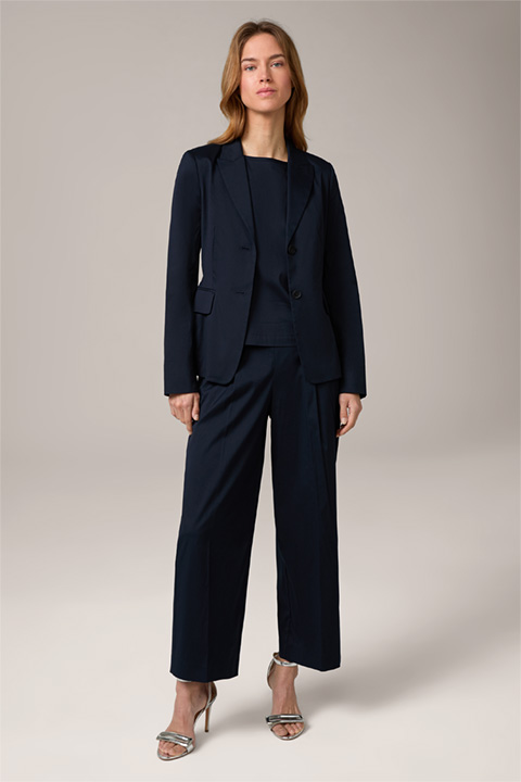 <p><strong>Shop the look:</strong><br> Baumwollstretch-Hosenanzug in Navy</p>