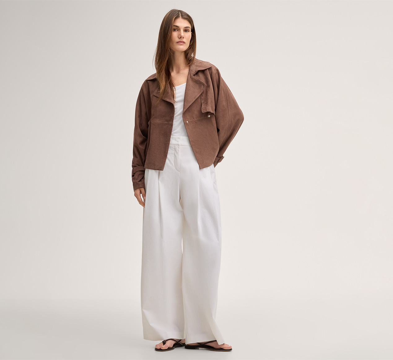 windsor. présente le produit Veste trench en cuir d’agneau velours, en marron de la catégorie Vestes et manteaux