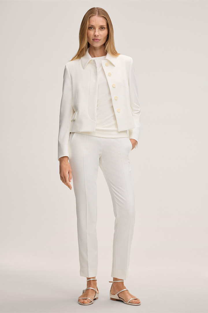 Führt zu Look-Detailseite „Shop the look: Crêpe-Hosenanzug in Ecru“