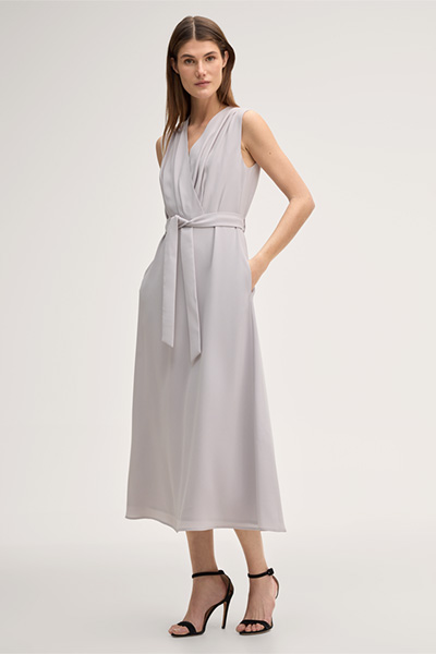 Beige midi-length sleeveless crêpe dress