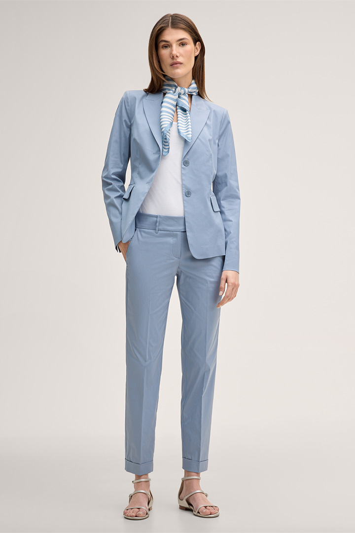 Führt zu Look-Detailseite „Shop the look: Baumwollstretch-Hosenanzug in Hellblau“