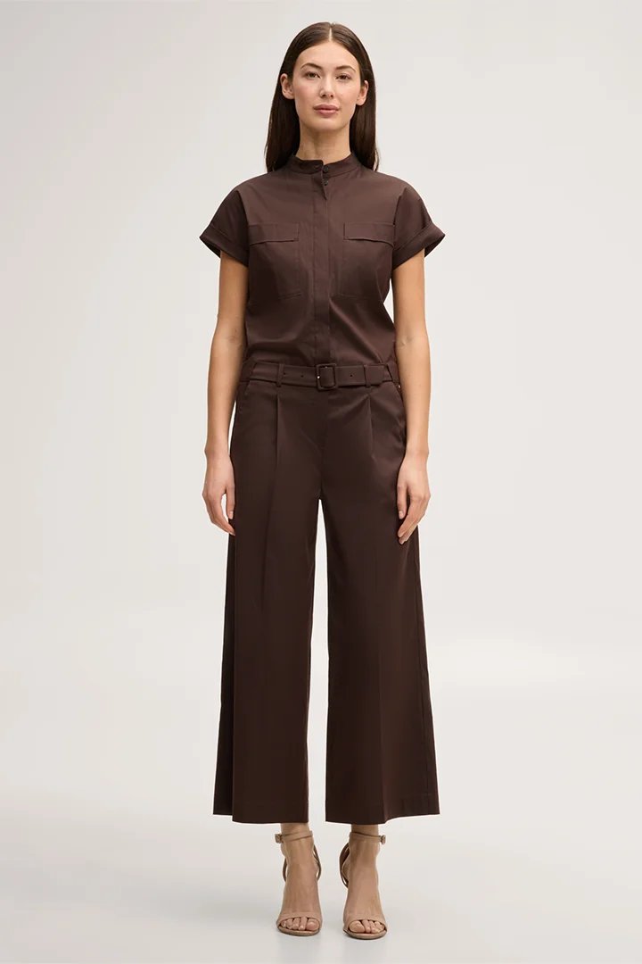 Mène à la page produit « Combinaison en coton stretch à manches courtes et col montant, couleur marron foncé »