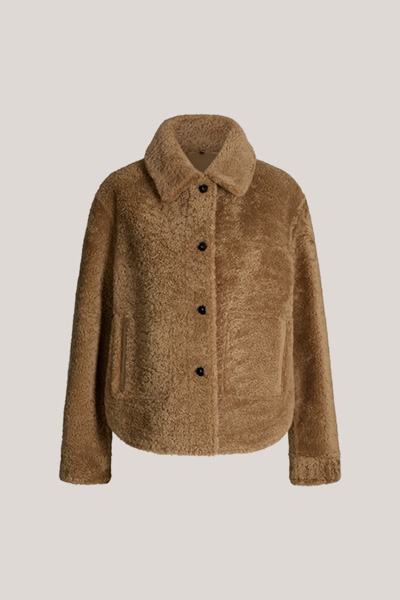 Veste courte en fourrure d’agneau avec col rabattu, en marron