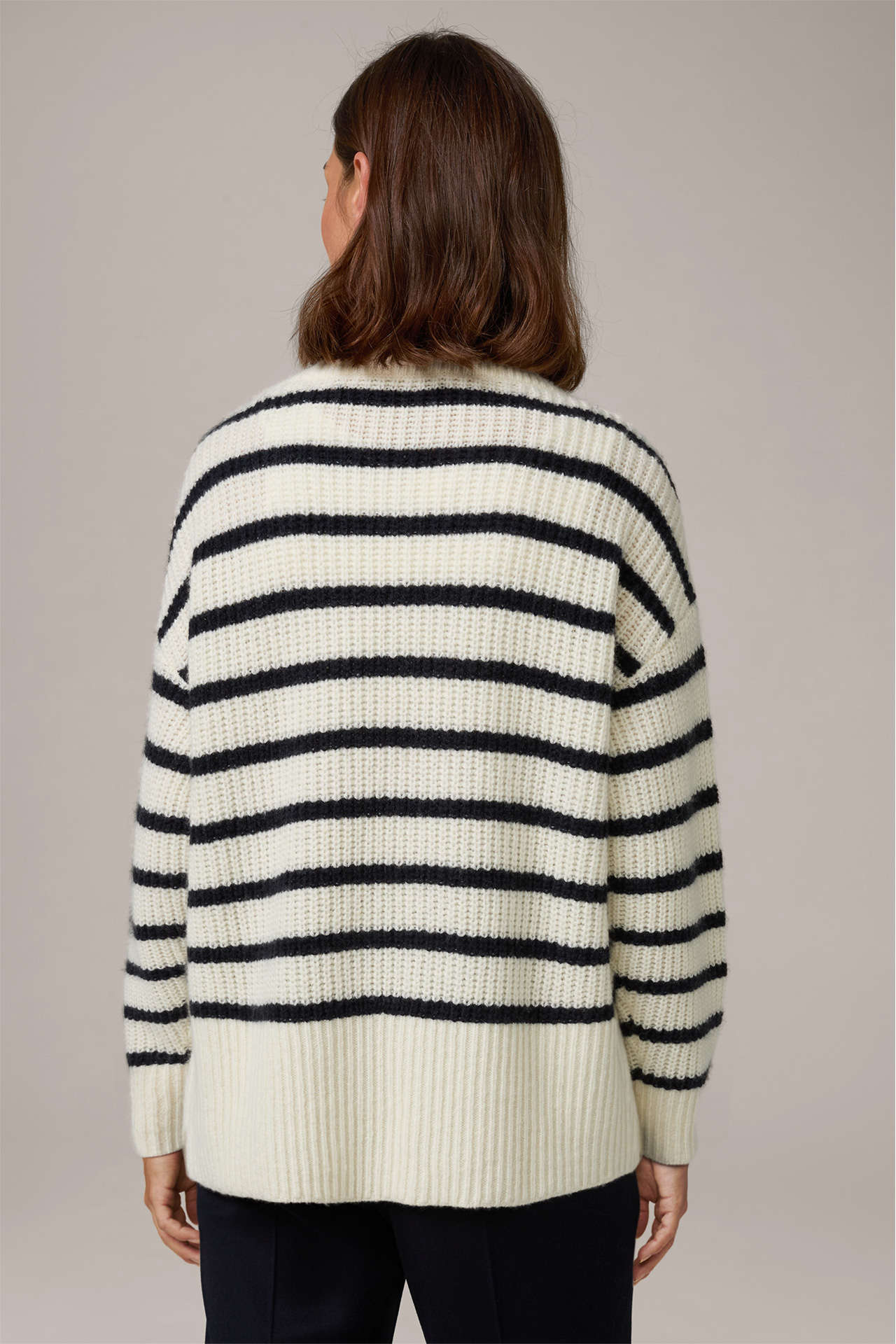 Schurwoll-Rundhals-Pullover mit Cashmere in Ecru-Navy gestreift