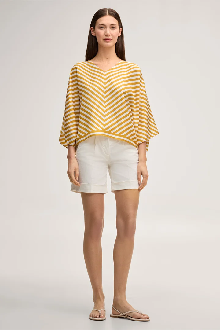 Leads to product detail page "Ecru cotton stretch shorts with turn-ups"