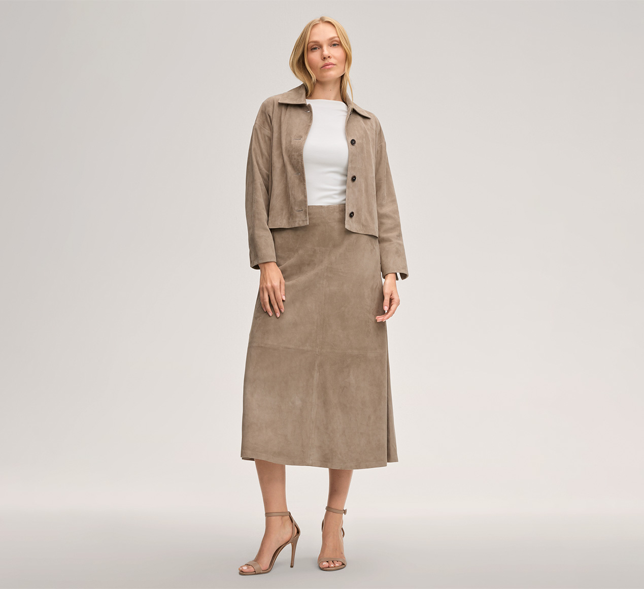 windsor. präsentiert das Produkt Lammvelours-Leder-Rock in Midi-Länge in Taupe aus der Kategorie Röcke