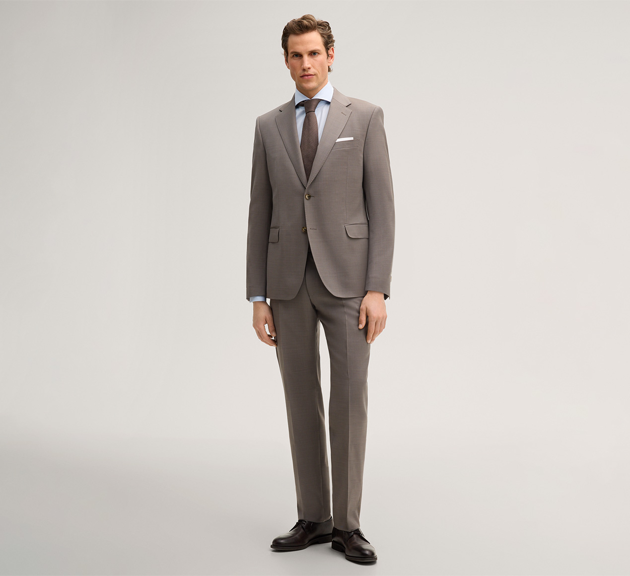 windsor. présente le produit Costume en laine vierge Sera Sole, couleur taupe de la catégorie Costumes