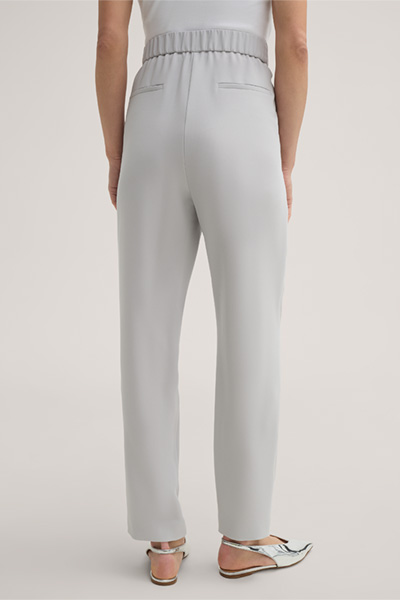 Pantalon à pinces en crêpe, en gris