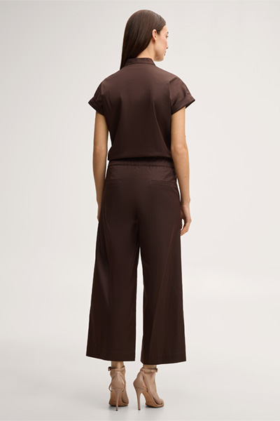 Mène à la page produit « Combinaison en coton stretch à manches courtes et col montant, couleur marron foncé »