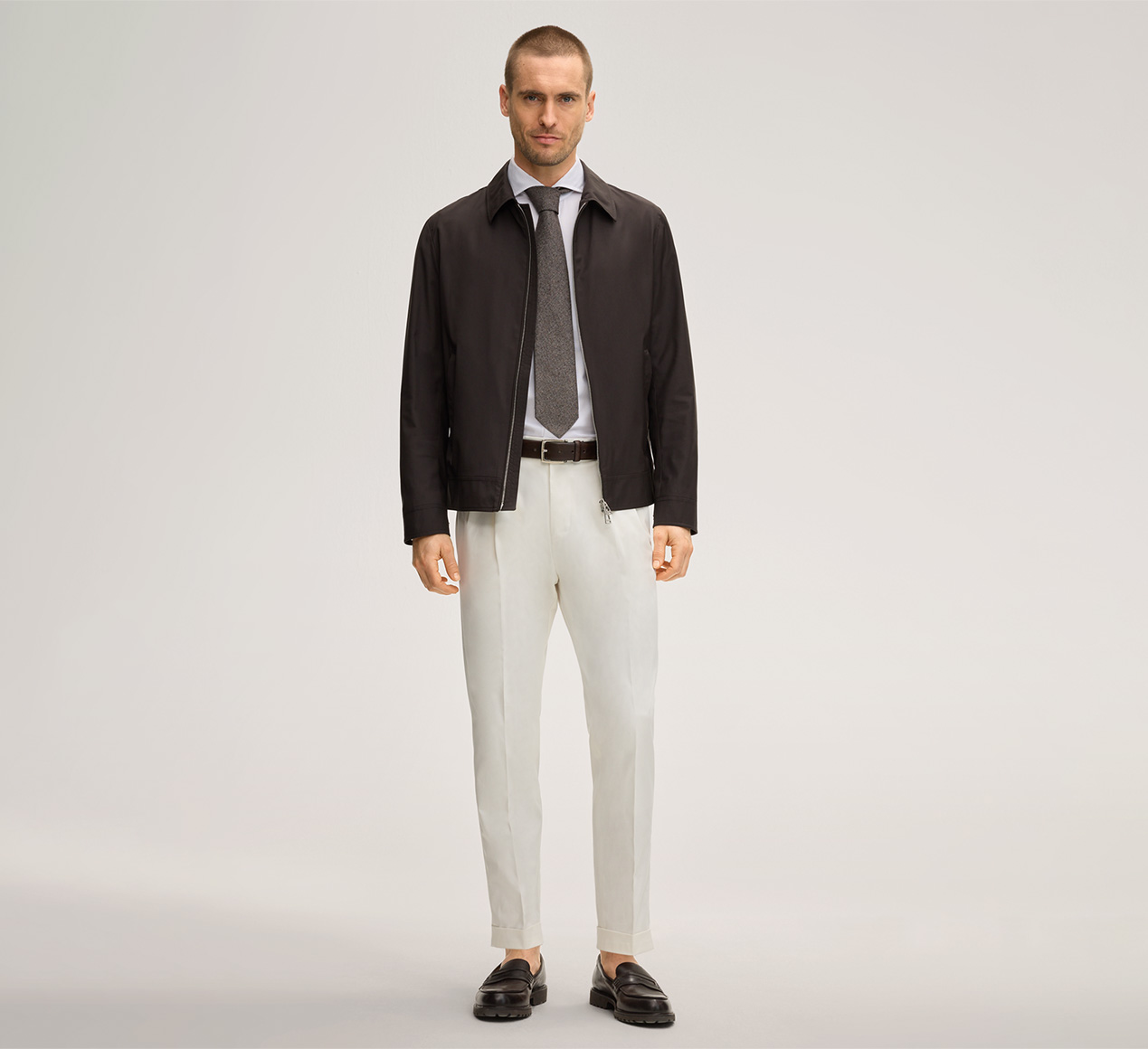 windsor. präsentiert das Produkt Baumwollmix-Hose Sapo mit Bundfalte in Weiss aus der Kategorie Hosen & Jeans