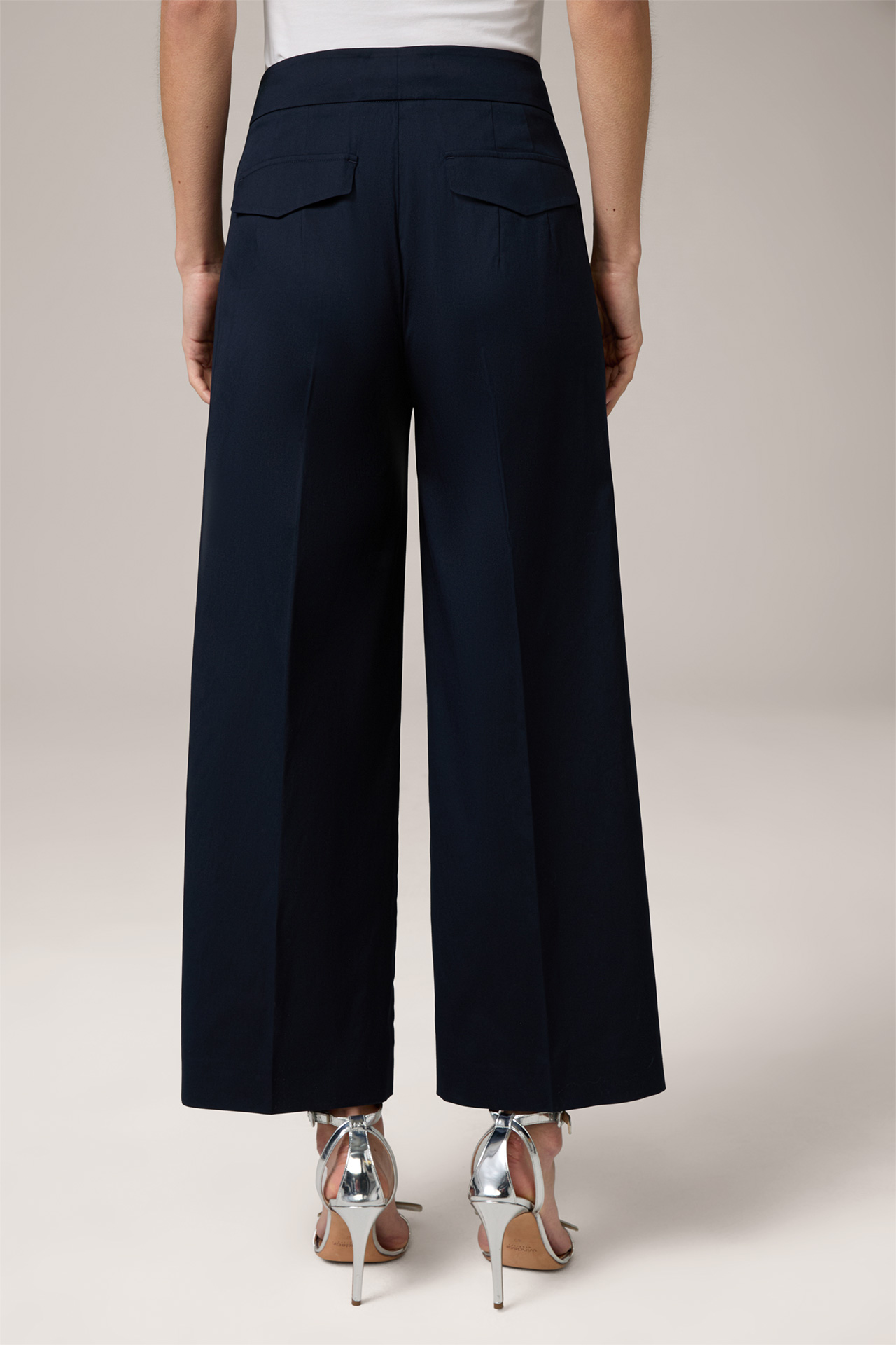 Pantalon Marlene court bleu marine en coton stretch